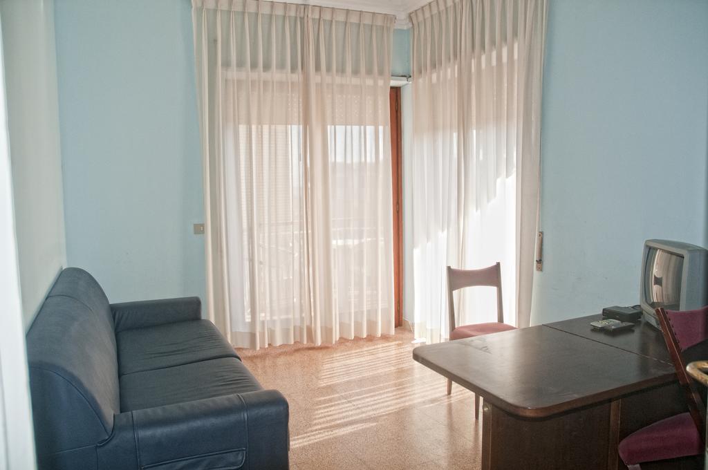 Residence Riva Gaia Terracina Oda fotoğraf